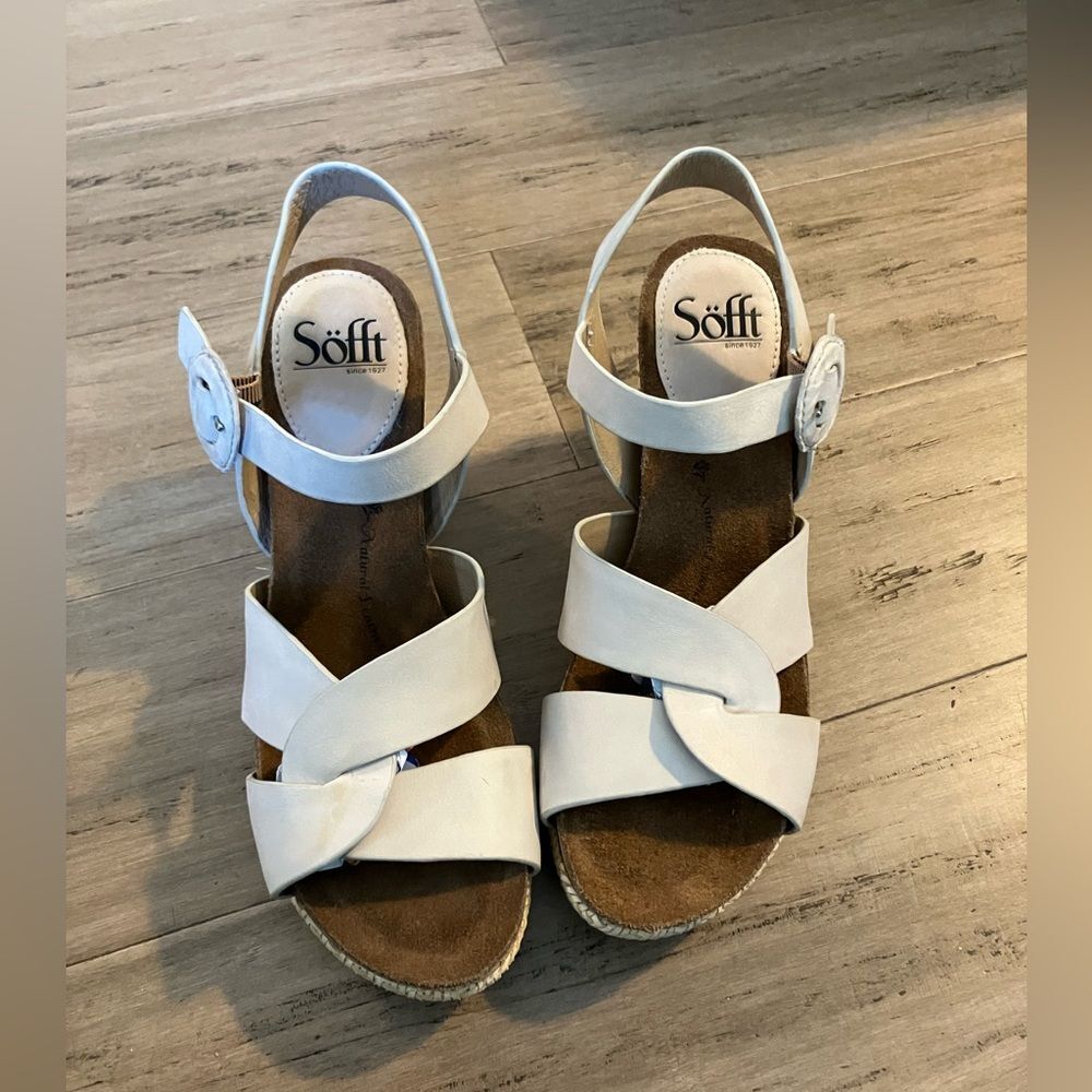 Sofft European cream leather ankle strap peep toe women’s heels. Size 7.5